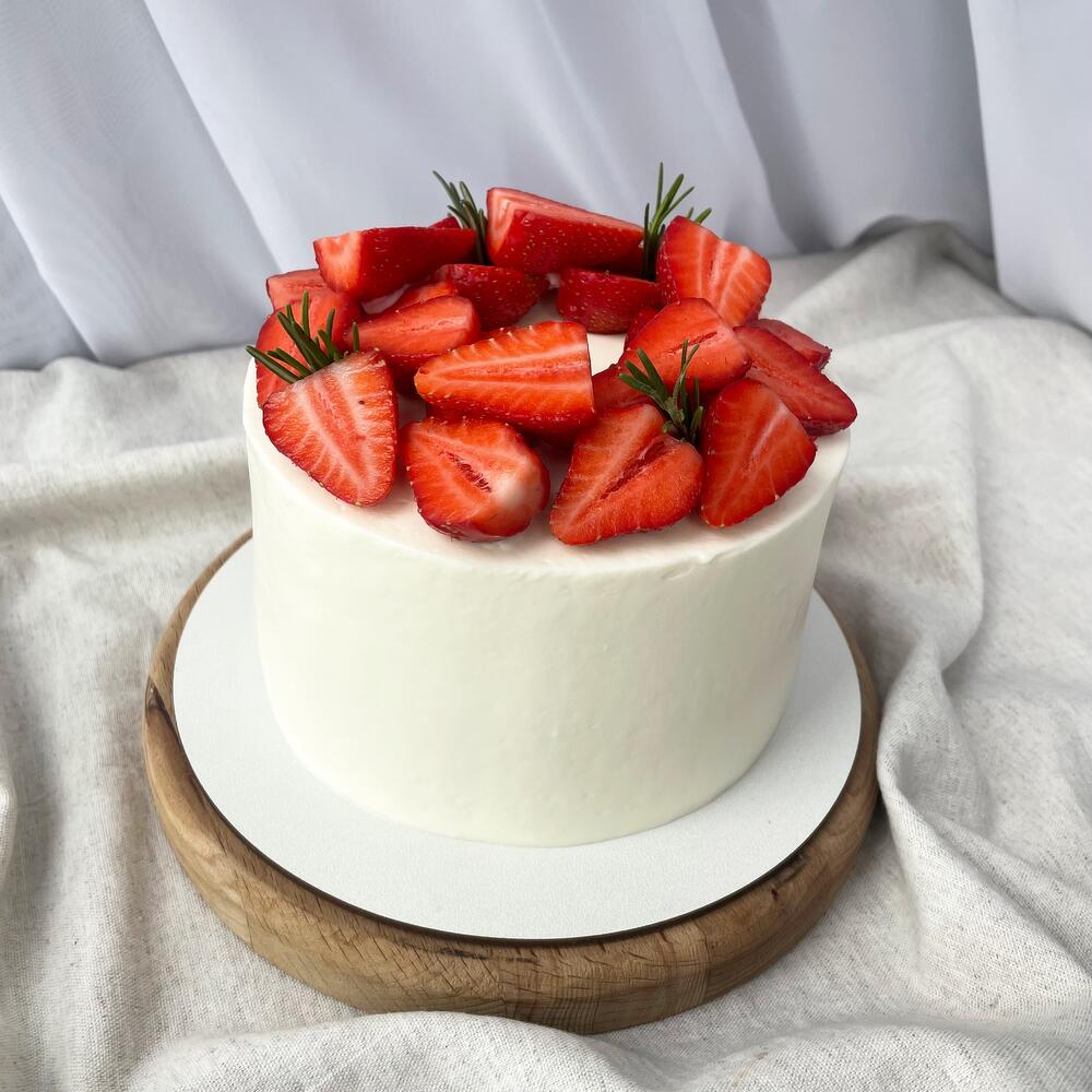 Бенто 1 кг с клубникой