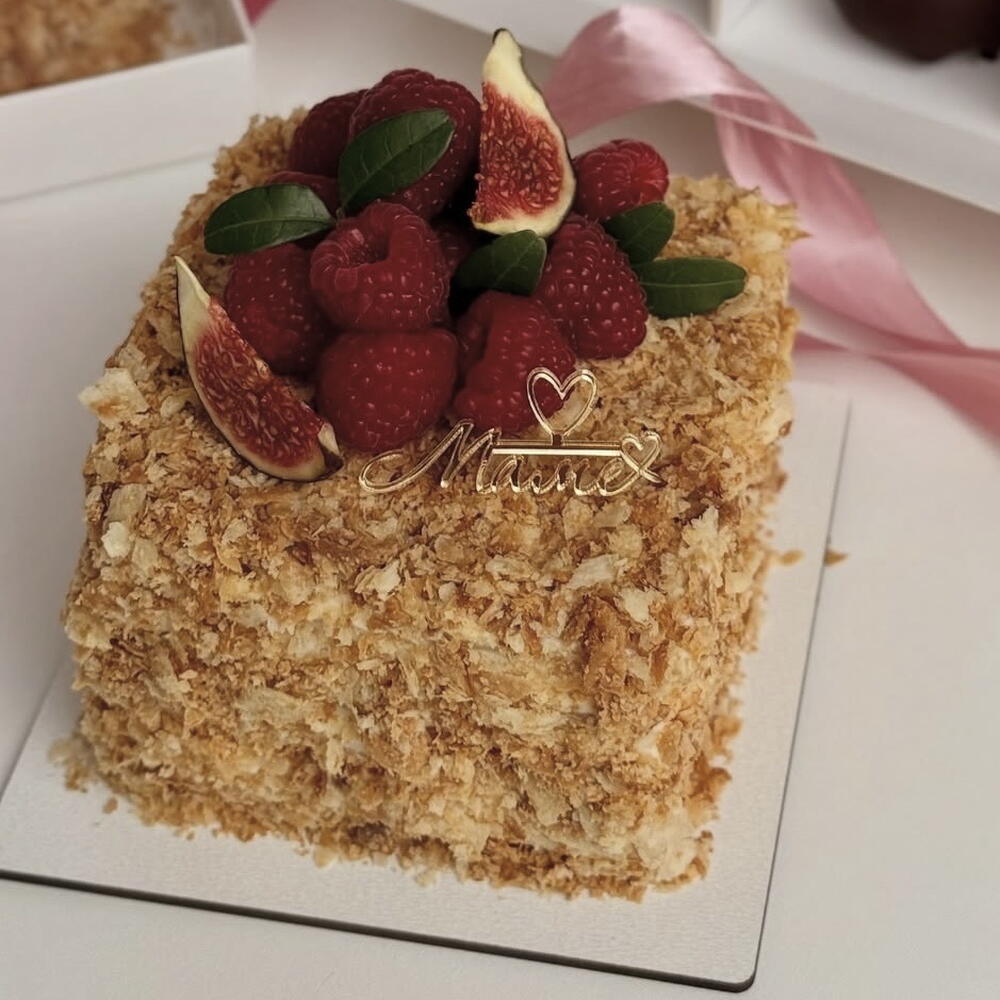 Бенто баба -торт Наполеон с ягодами (малина ,и инжир по наличию )ко дню матери
