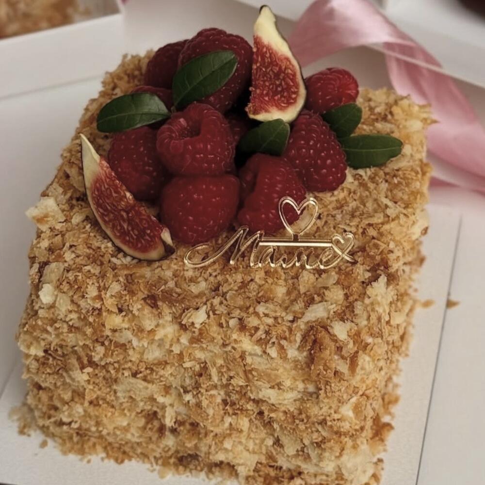 Бенто баба -торт Наполеон с ягодами (малина ,и инжир по наличию )ко дню матери