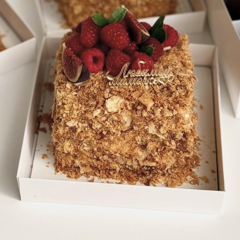 Бенто баба -торт Наполеон с ягодами (малина ,и инжир по наличию )ко дню матери