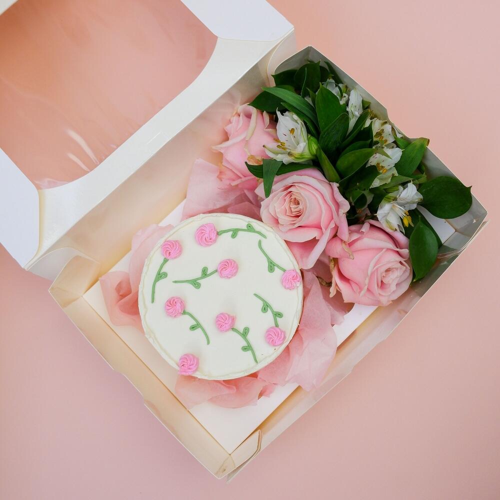 Бенто + букет "Розы"(роза, рускус, эустома)