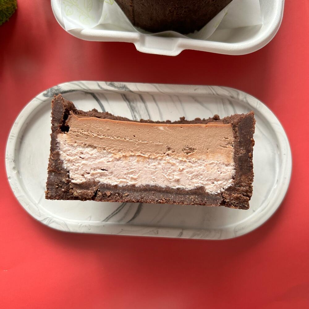 Бенто чизкейк «Вишня-шоколад» с корги в подарок