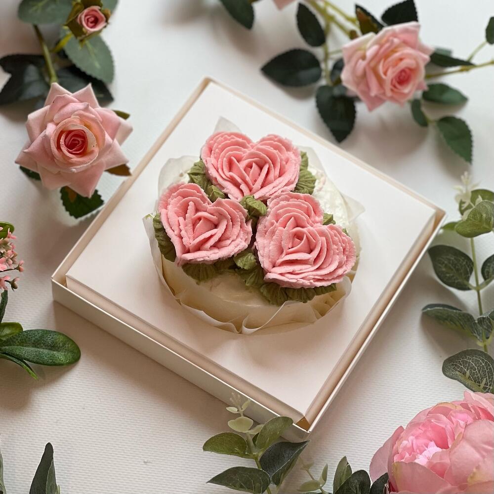 Бенто чизкейк «вместо слов» с цветами из крем чиза