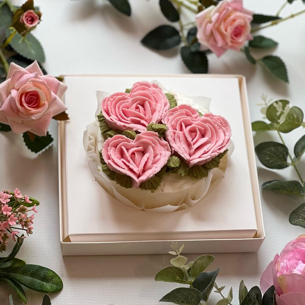 Бенто чизкейк «вместо слов» с цветами из крем чиза