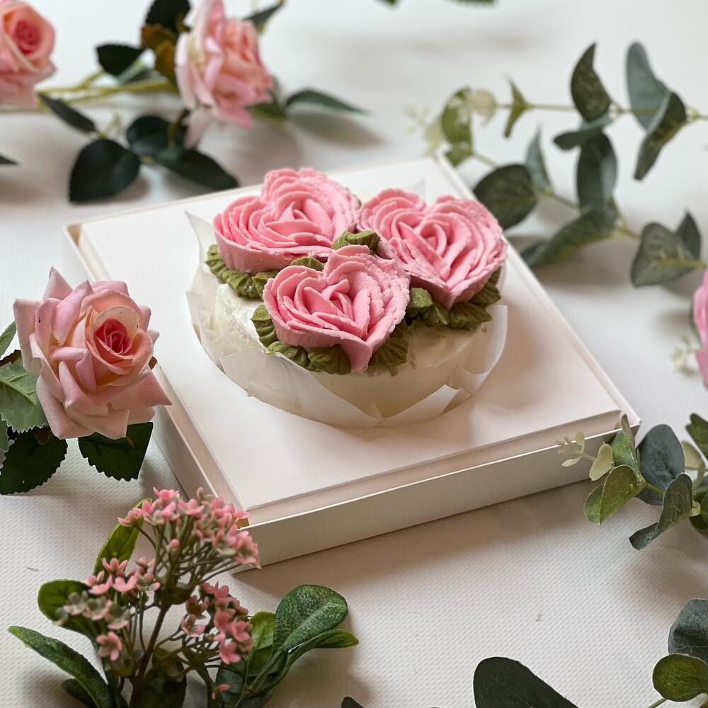 Бенто чизкейк «вместо слов» с цветами из крем чиза