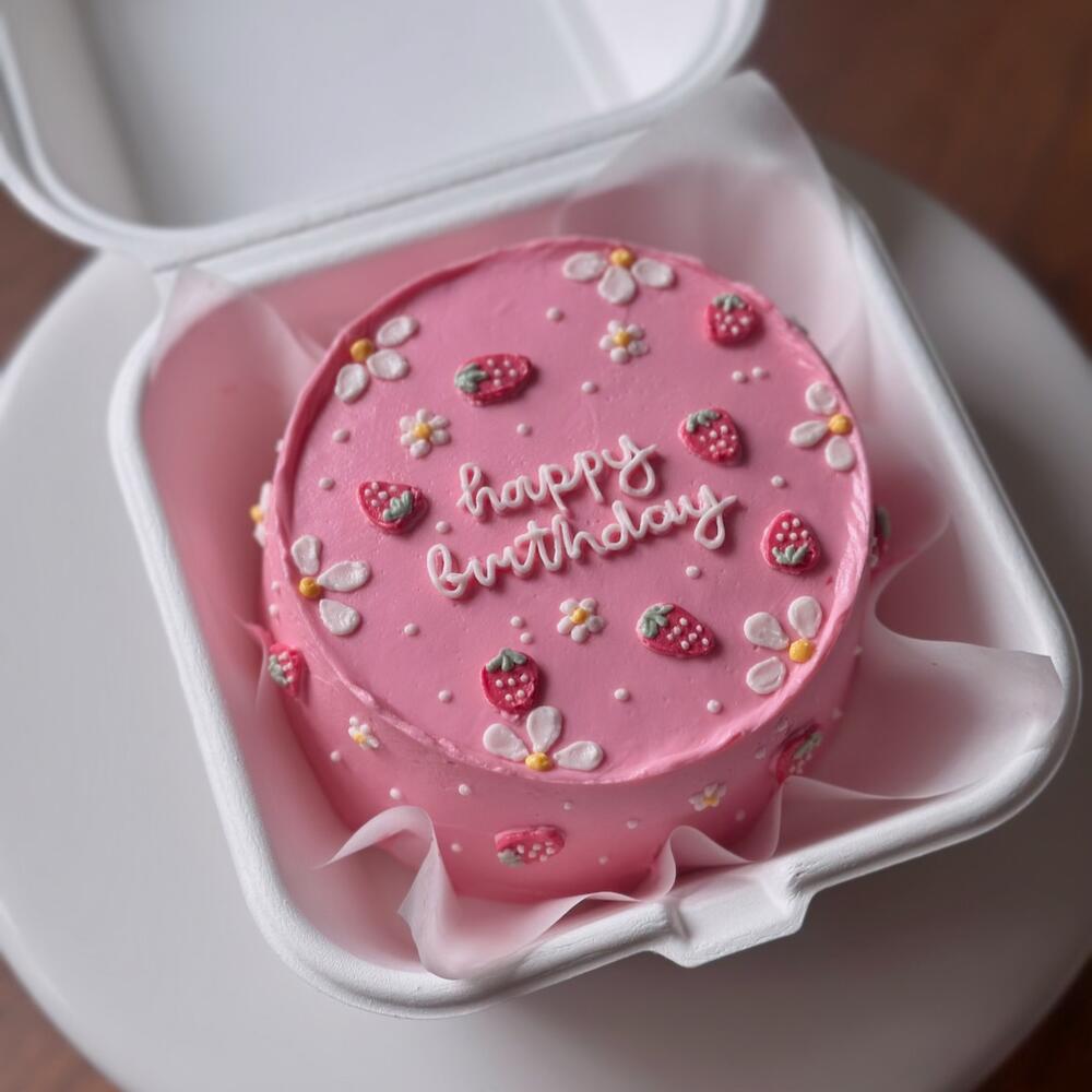 Бенто Happy Birthday с клубничками и цветочками в подарок