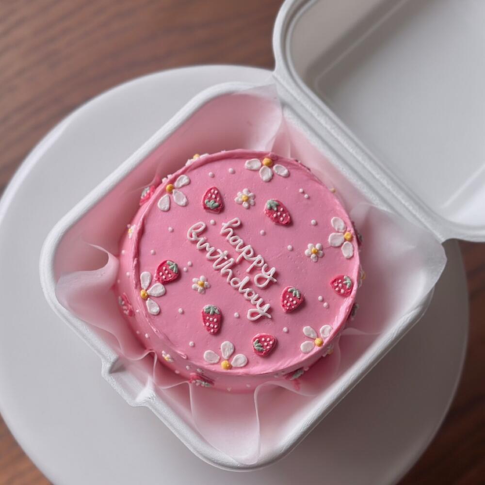 Бенто Happy Birthday с клубничками и цветочками в подарок