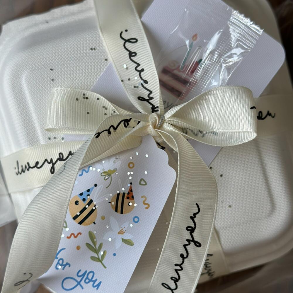 Бенто Happy Birthday с клубничками и цветочками в подарок