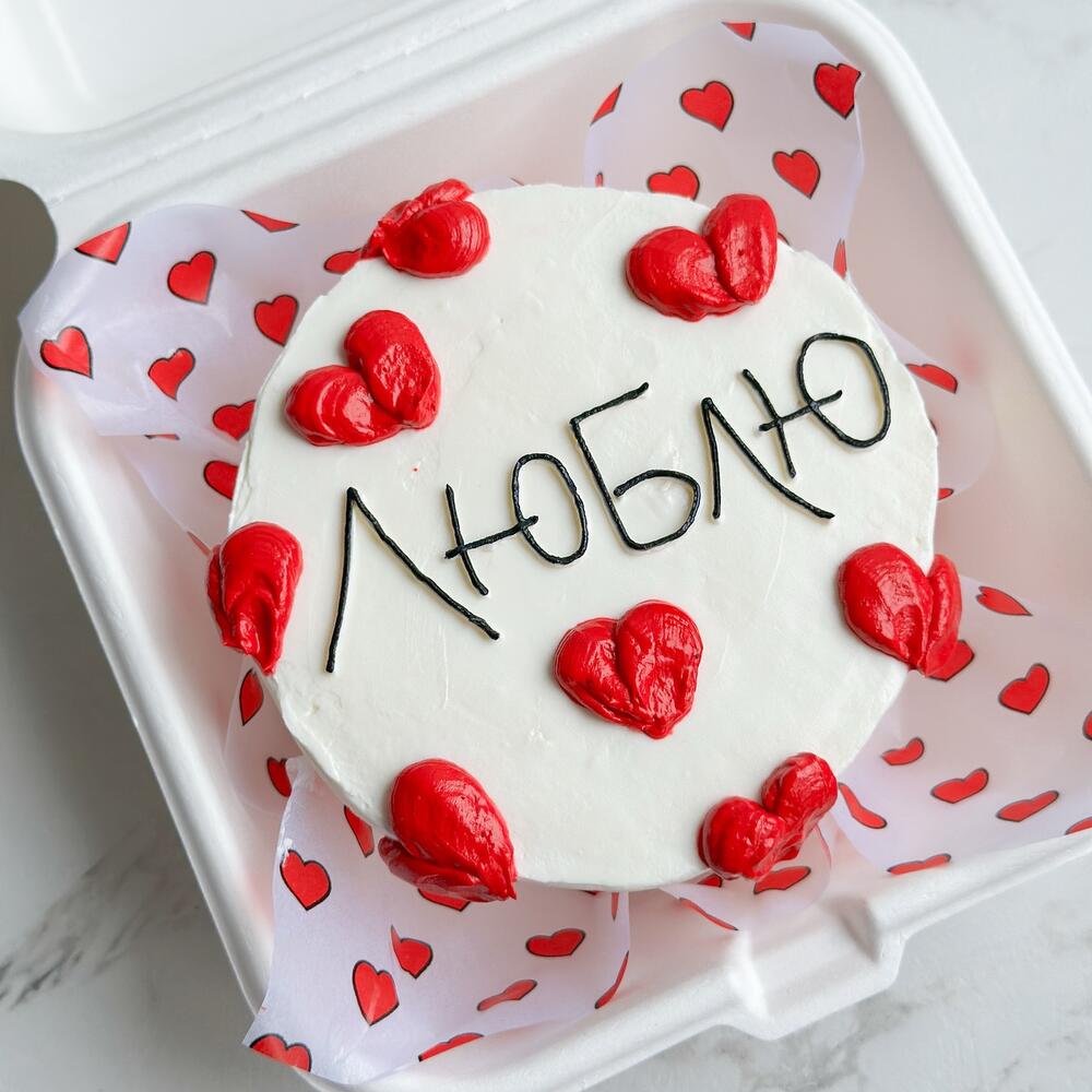 Бенто к 14 февраля с сердцами и надписью Люблю