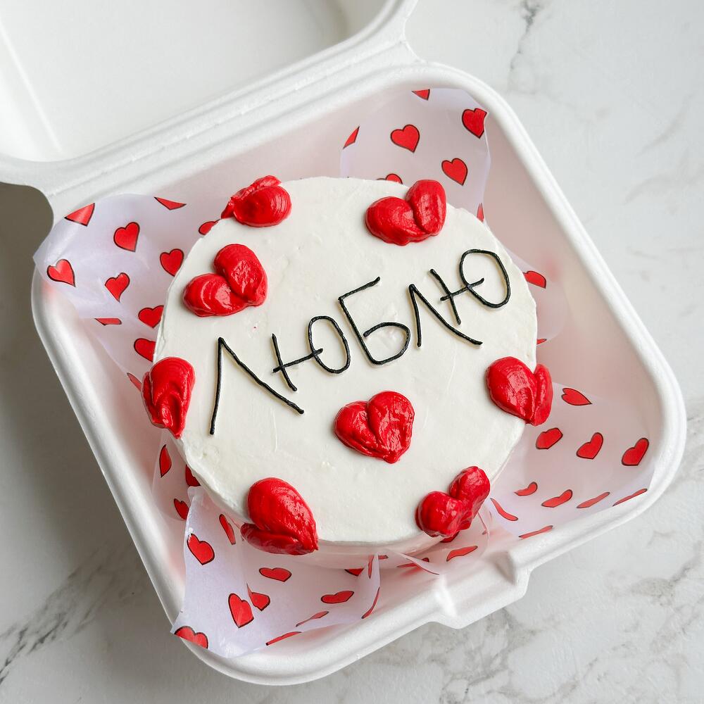 Бенто к 14 февраля с сердцами и надписью Люблю