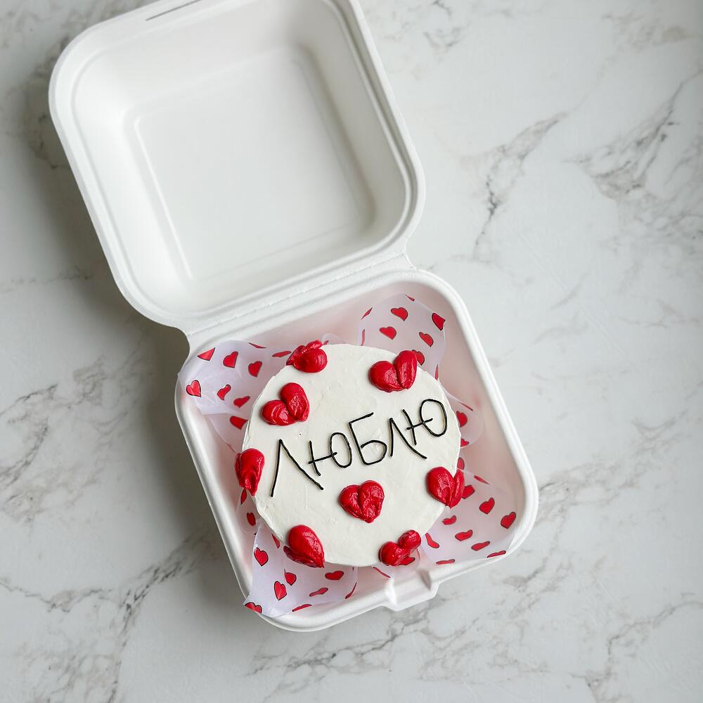 Бенто к 14 февраля с сердцами и надписью Люблю