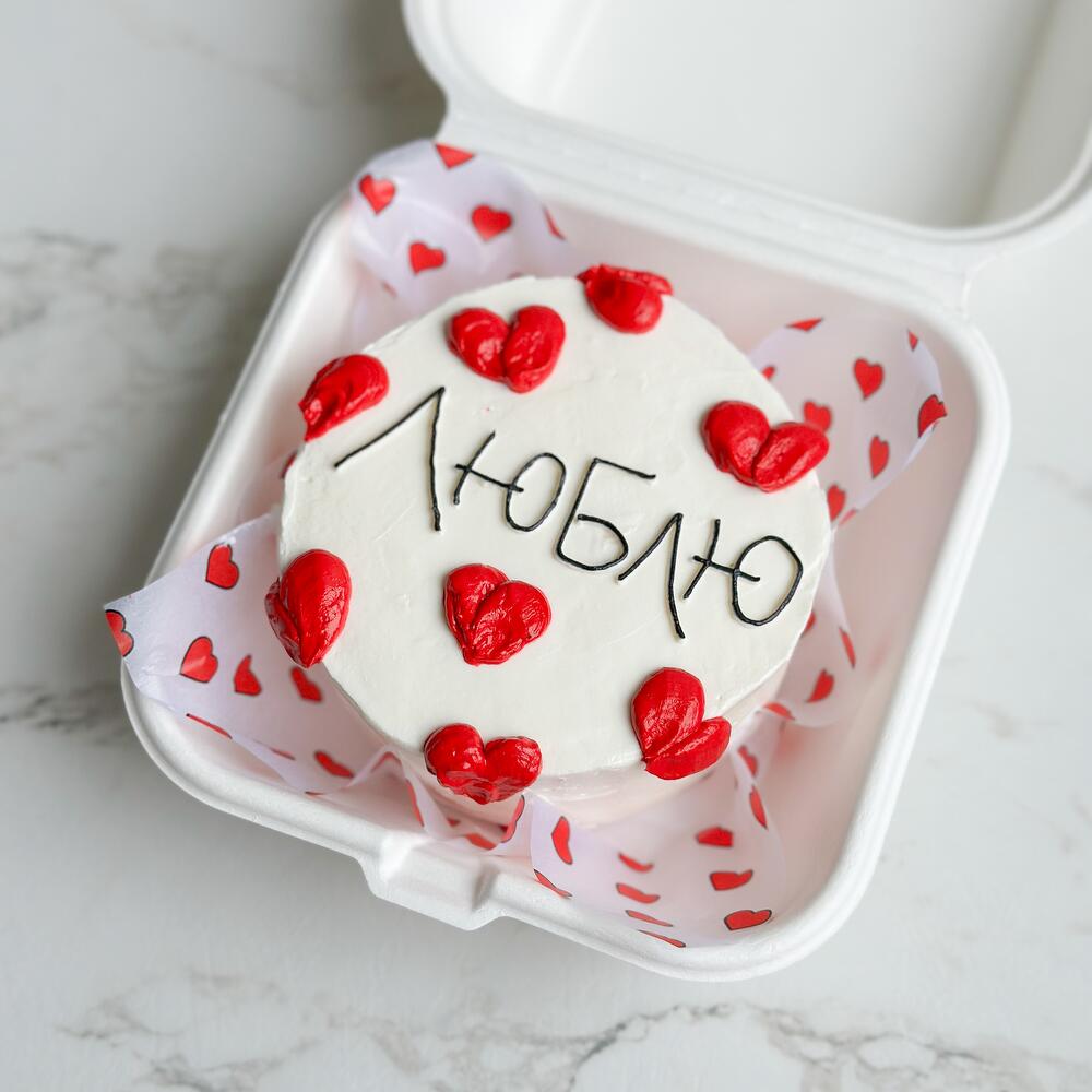 Бенто к 14 февраля с сердцами и надписью Люблю