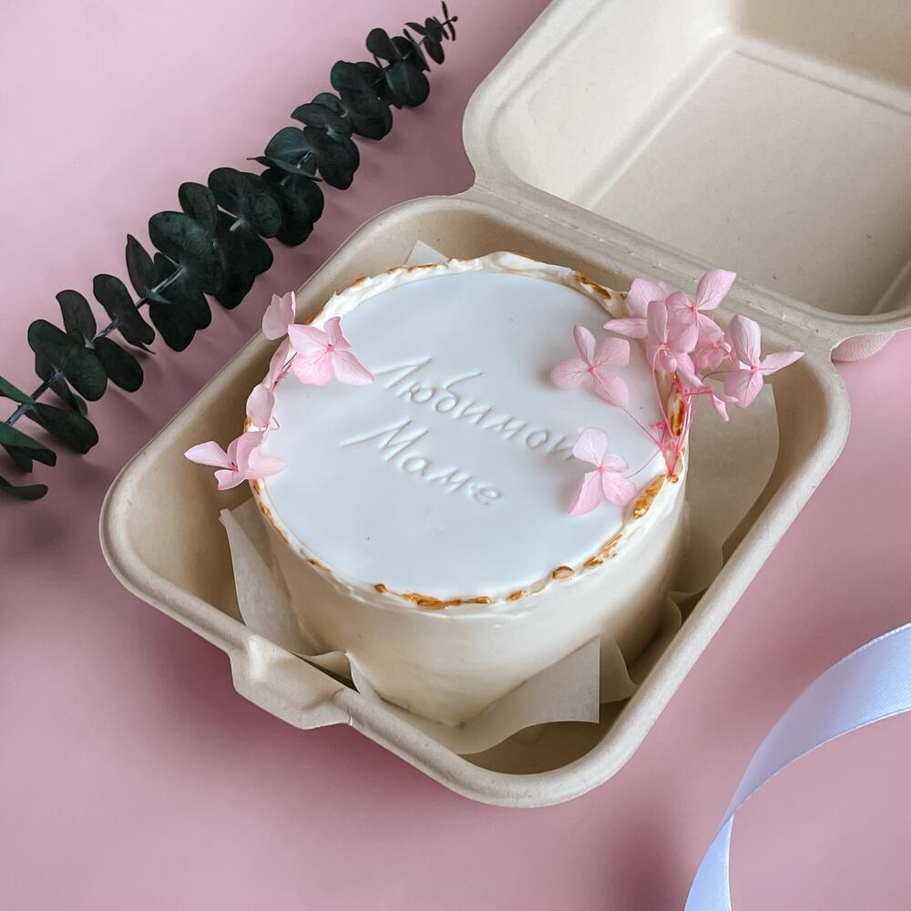 Бенто красный бархат с клубникой любимой маме на день матери