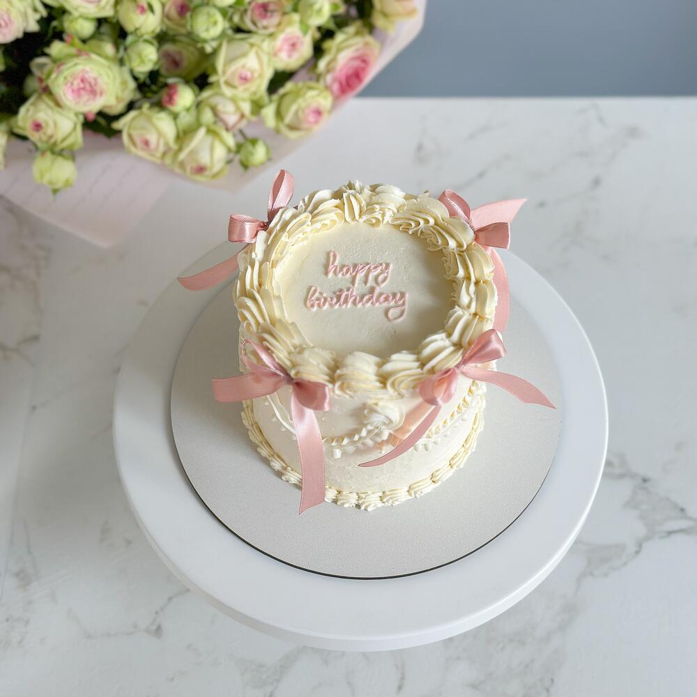 Бенто Макси на 1 кг на день рождения Ламбет с розовыми бантиками Happy Birthday