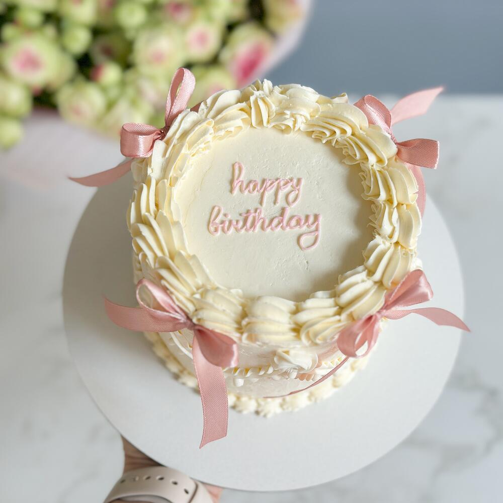 Бенто Макси на 1 кг на день рождения Ламбет с розовыми бантиками Happy Birthday