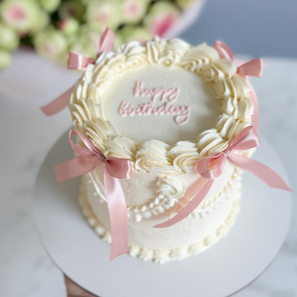 Бенто Макси на 1 кг на день рождения Ламбет с розовыми бантиками Happy Birthday