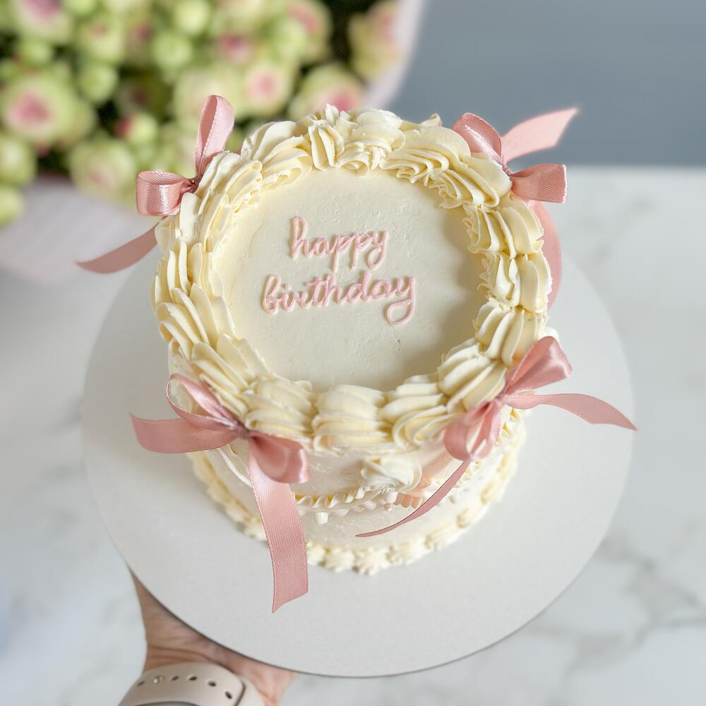 Бенто Макси на 1 кг на день рождения Ламбет с розовыми бантиками Happy Birthday