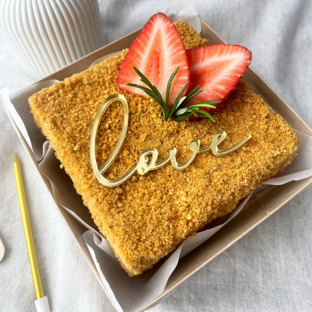 Бенто медовик love