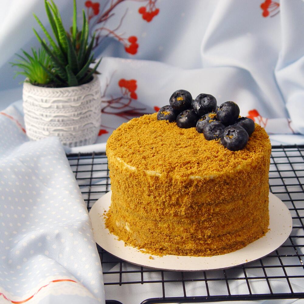 Бенто медовик мини со сметанным кремом и карамелью