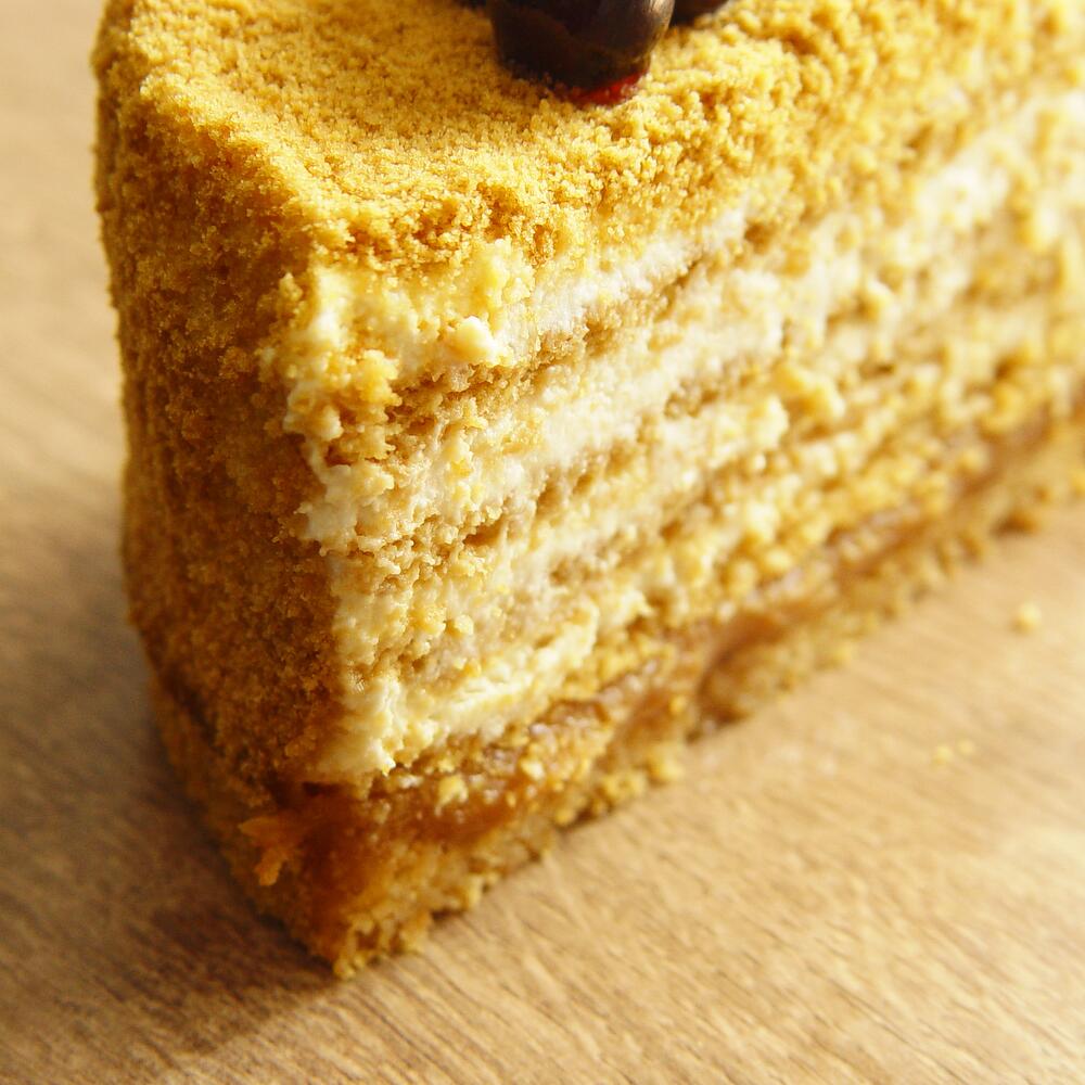 Бенто медовик мини со сметанным кремом и карамелью