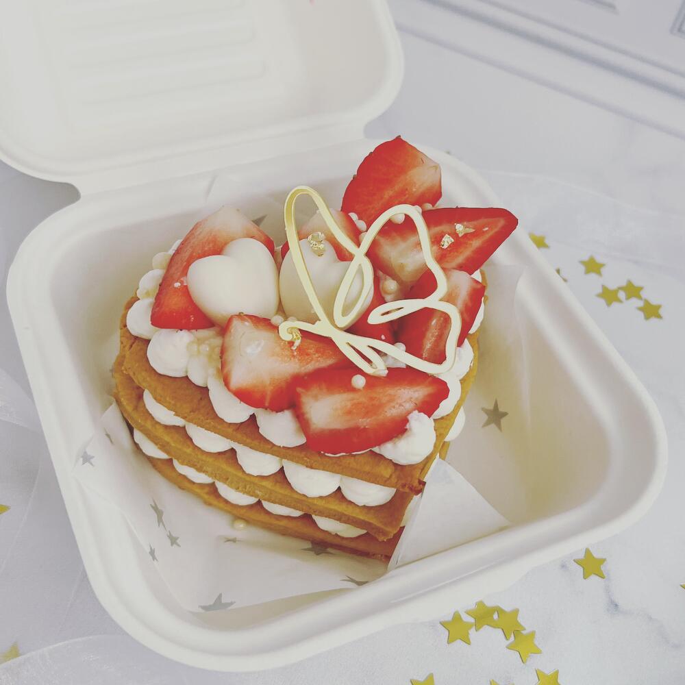 Бенто медовик с клубничным конфитюром и свежей клубникой