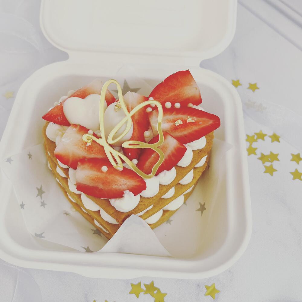 Бенто медовик с клубничным конфитюром и свежей клубникой