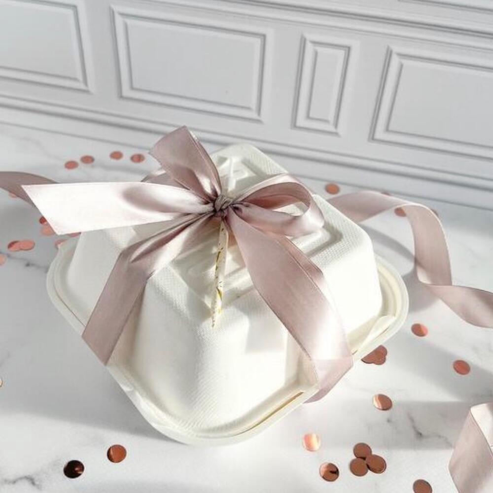 Бенто медовик с клубничным конфитюром и свежей клубникой