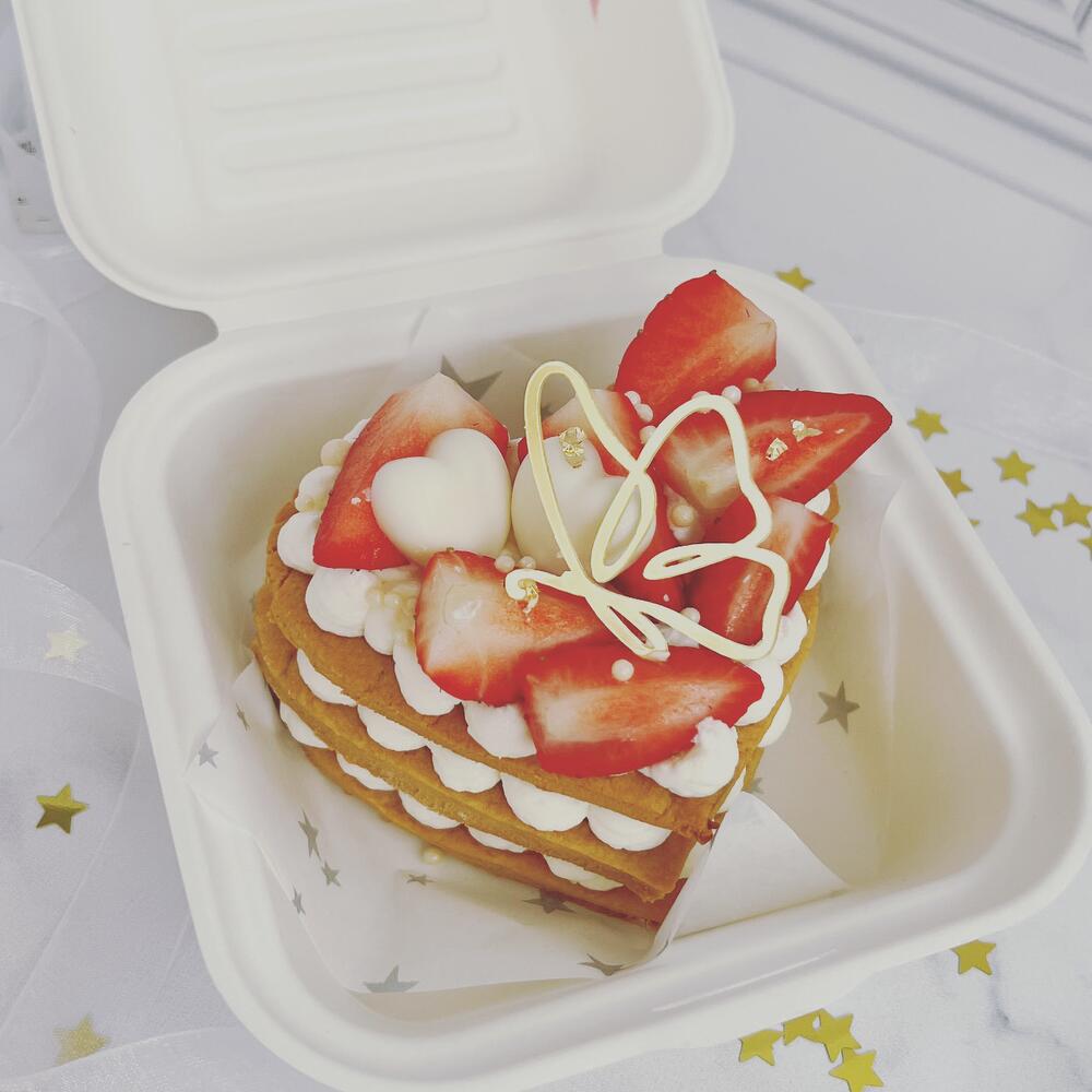 Бенто медовик с клубничным конфитюром и свежей клубникой