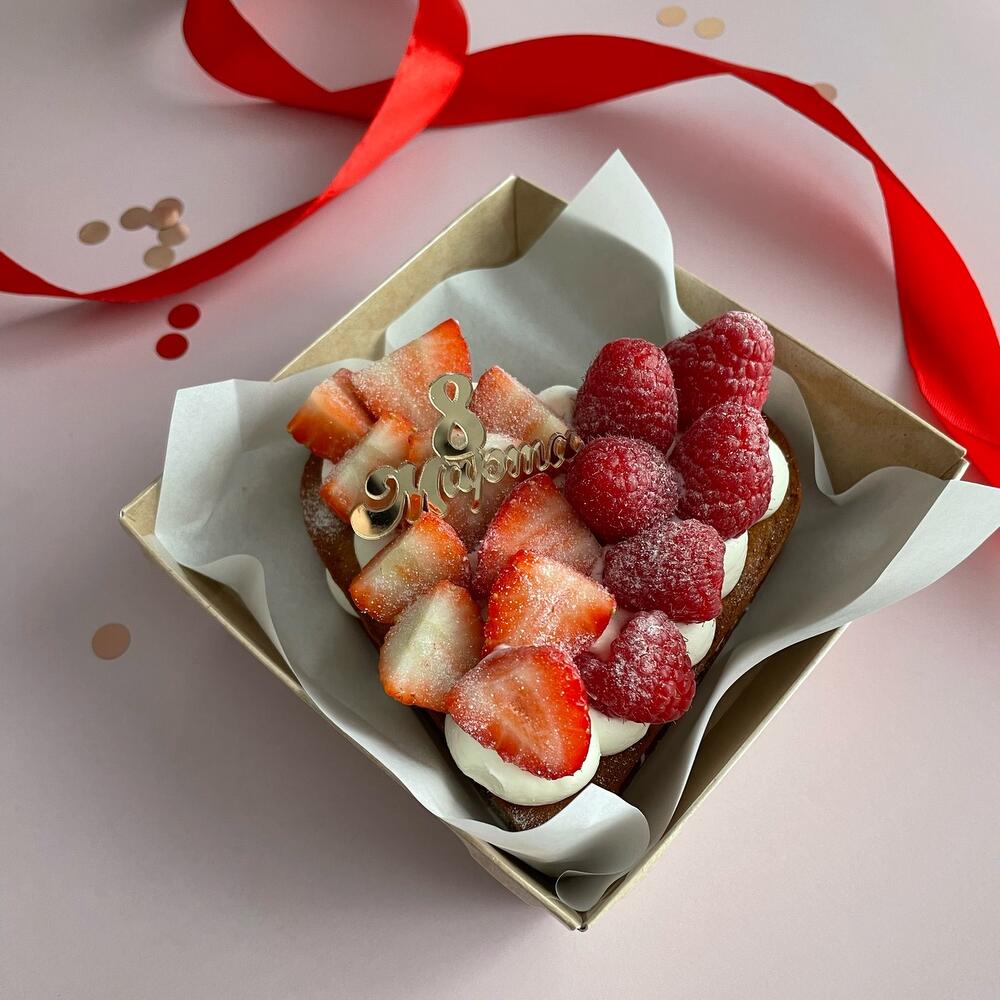 Бенто медовик с ягодами (клубника, малина) на 8 марта