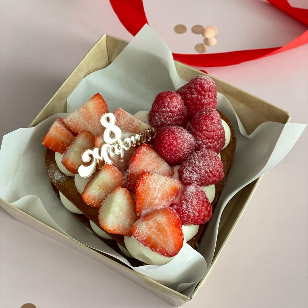 Бенто медовик с ягодами (клубника, малина) на 8 марта