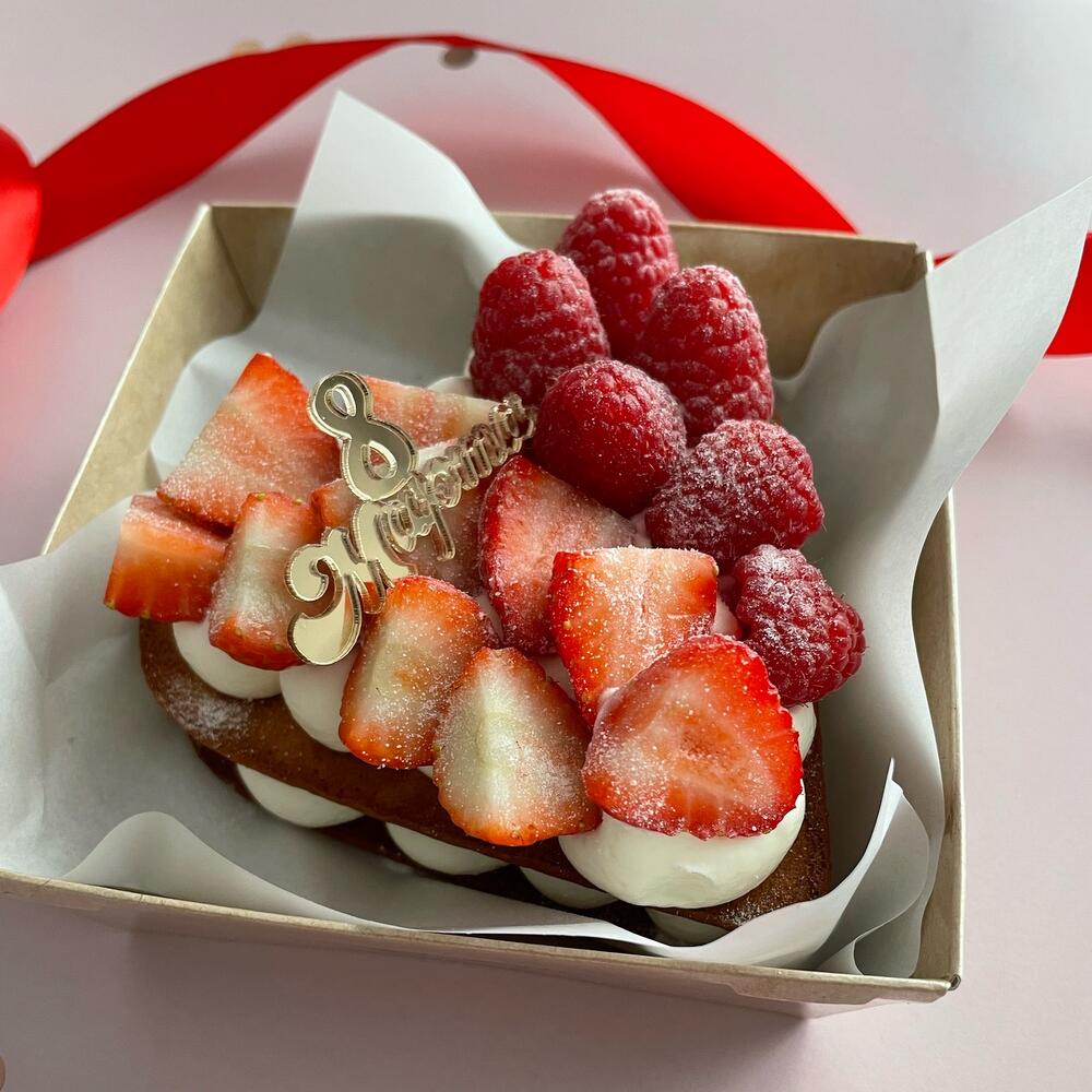 Бенто медовик с ягодами (клубника, малина) на 8 марта