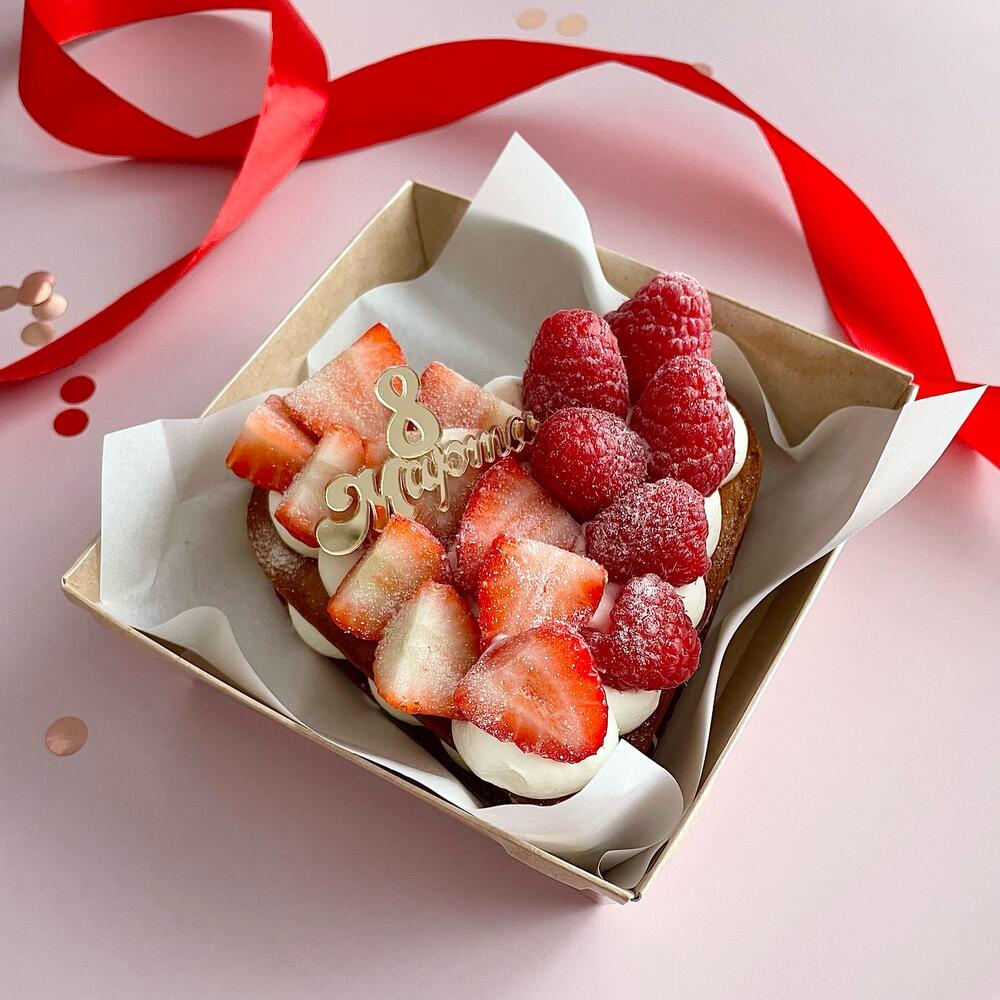 Бенто медовик с ягодами (клубника, малина) на 8 марта