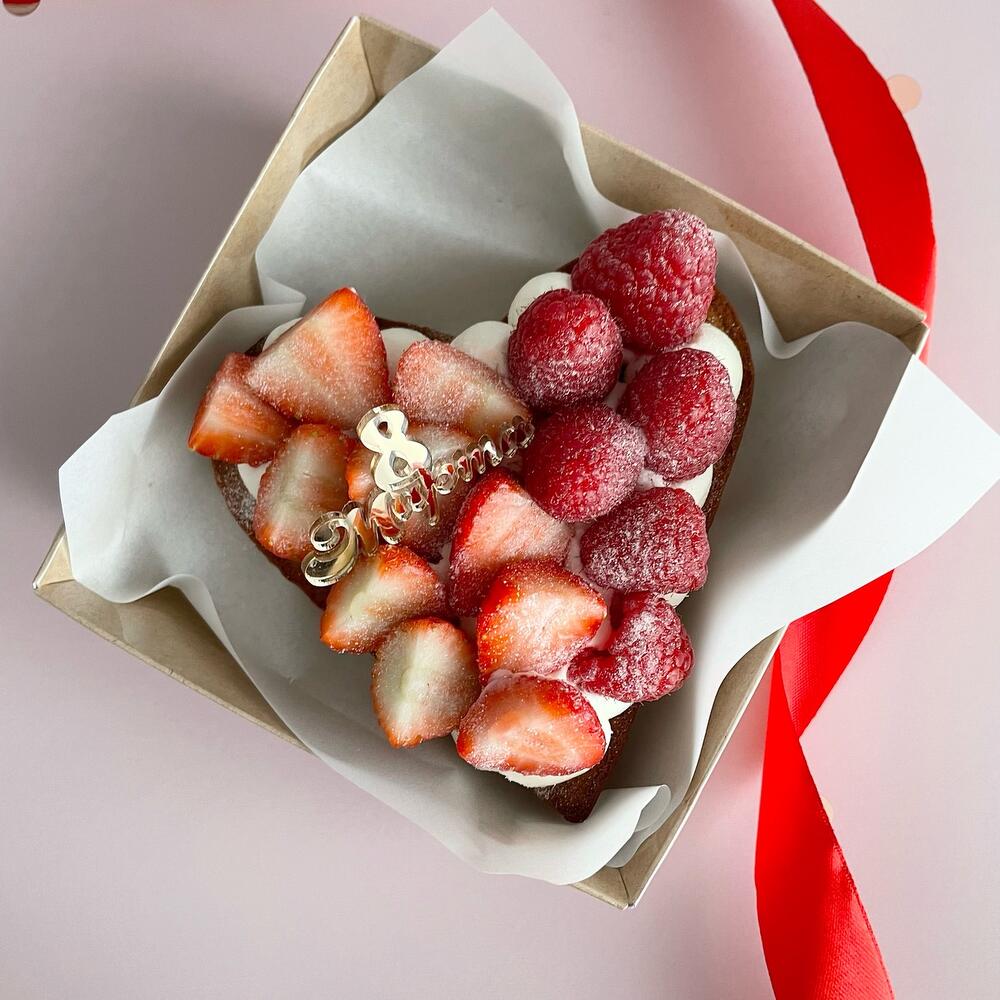 Бенто медовик с ягодами (клубника, малина) на 8 марта