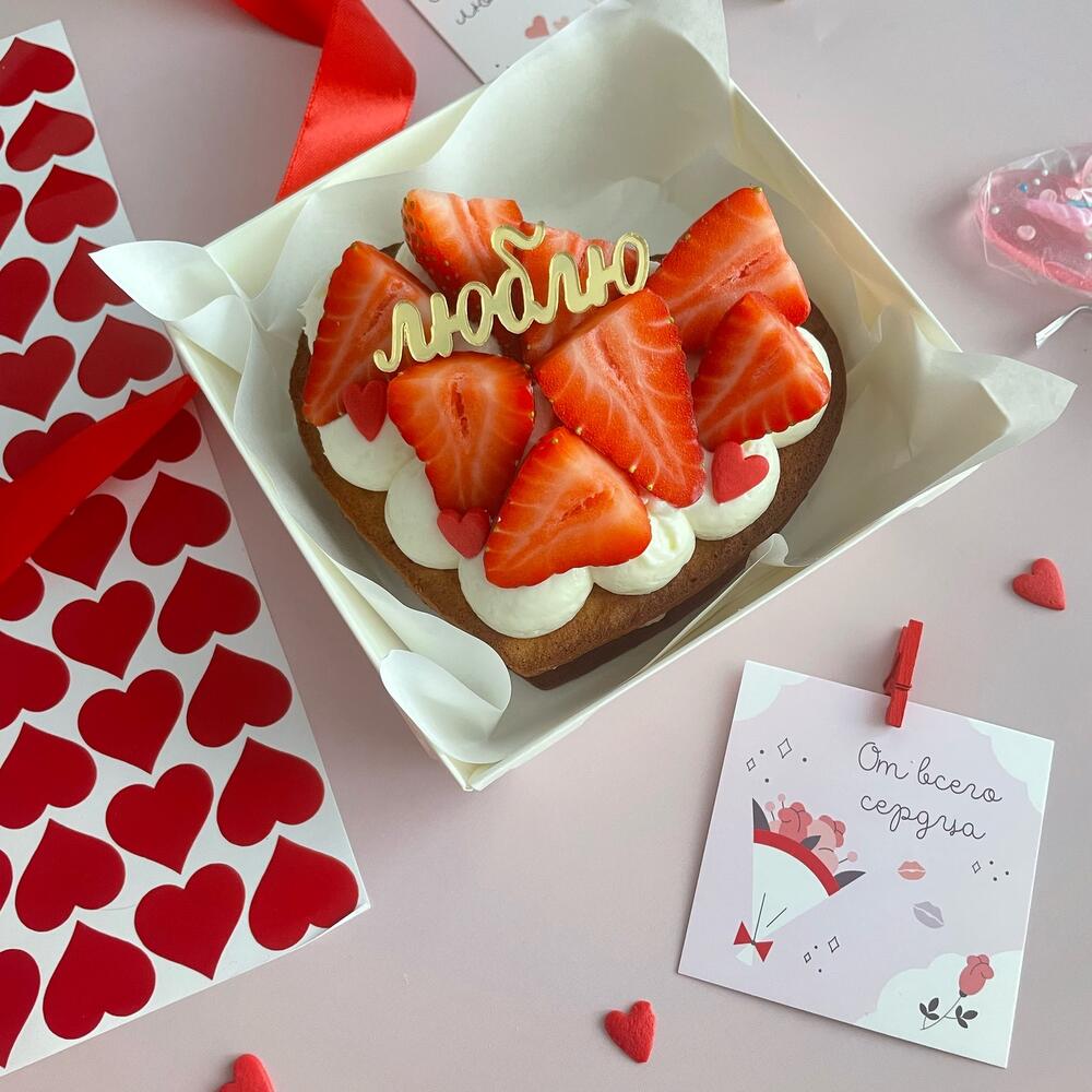 Бенто медовик сердце с клубникой Люблю