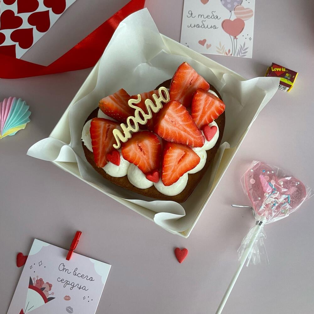 Бенто медовик сердце с клубникой Люблю