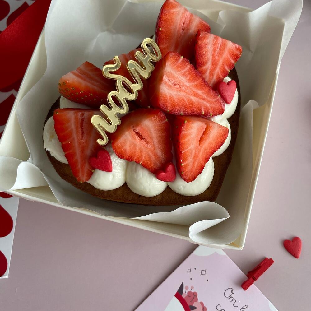 Бенто медовик сердце с клубникой Люблю