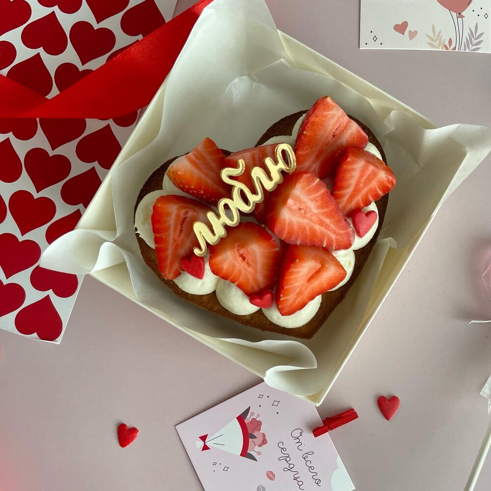 Бенто медовик сердце с клубникой Люблю