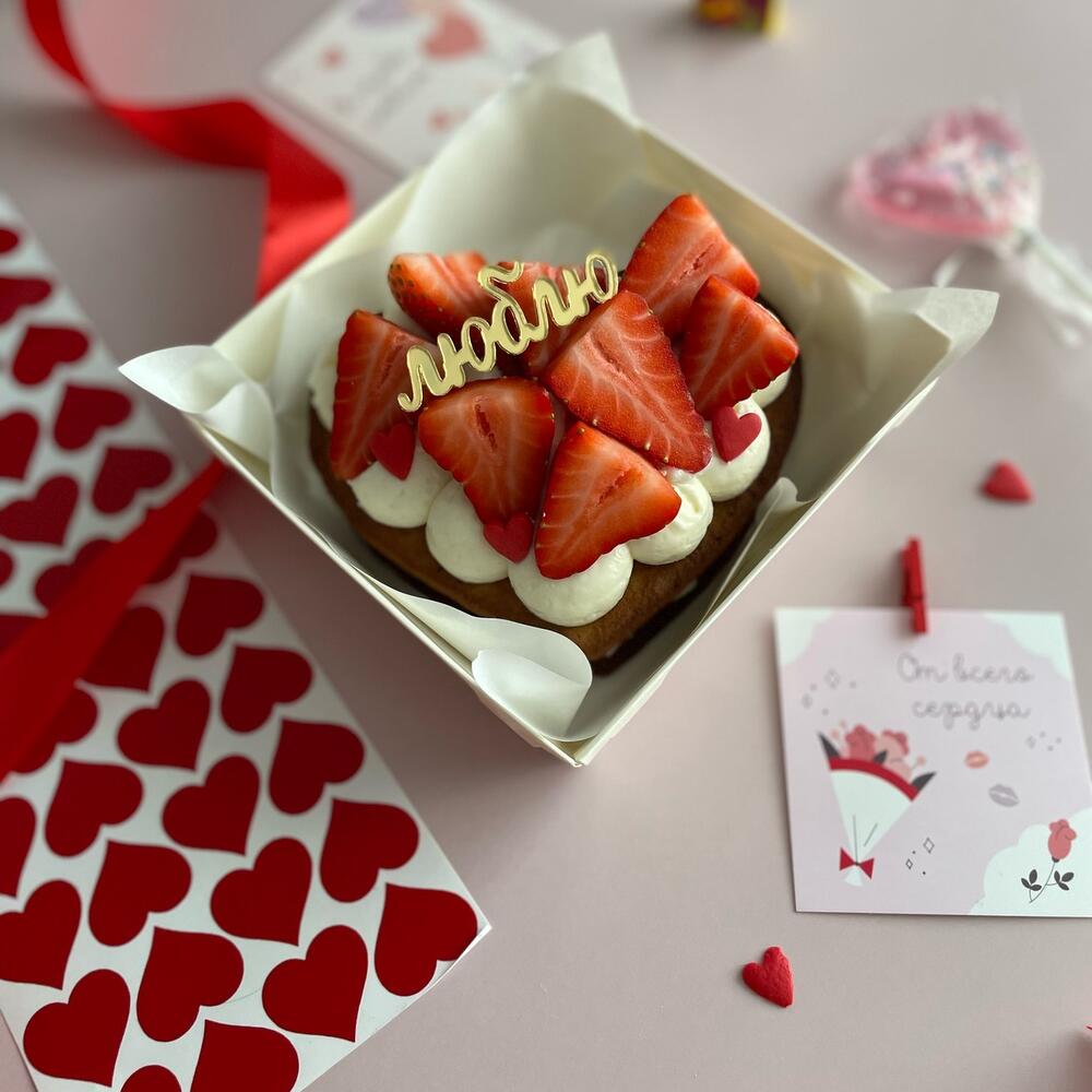 Бенто медовик сердце с клубникой Люблю