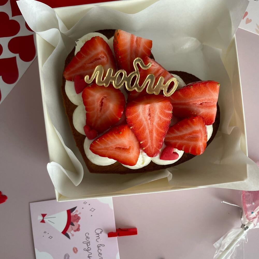 Бенто медовик сердце с клубникой Люблю