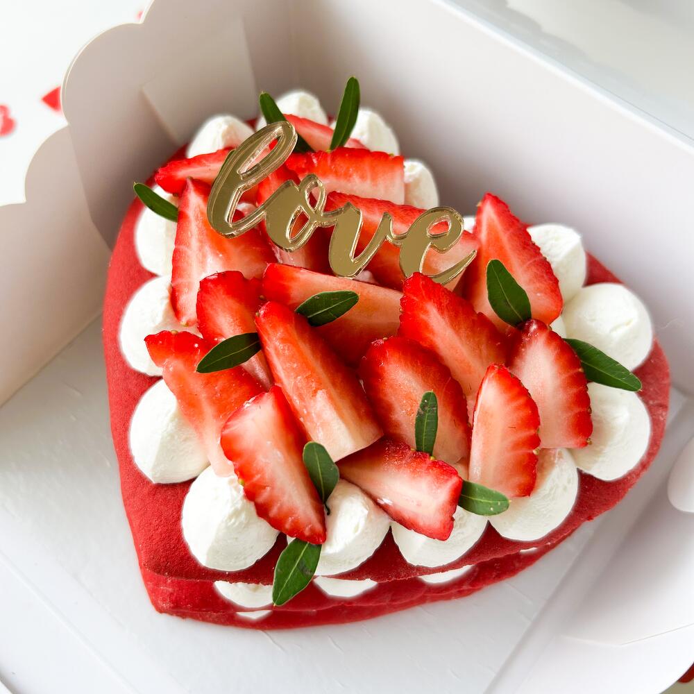 Бенто медовик сердце с клубникой в подарок на день влюбленных