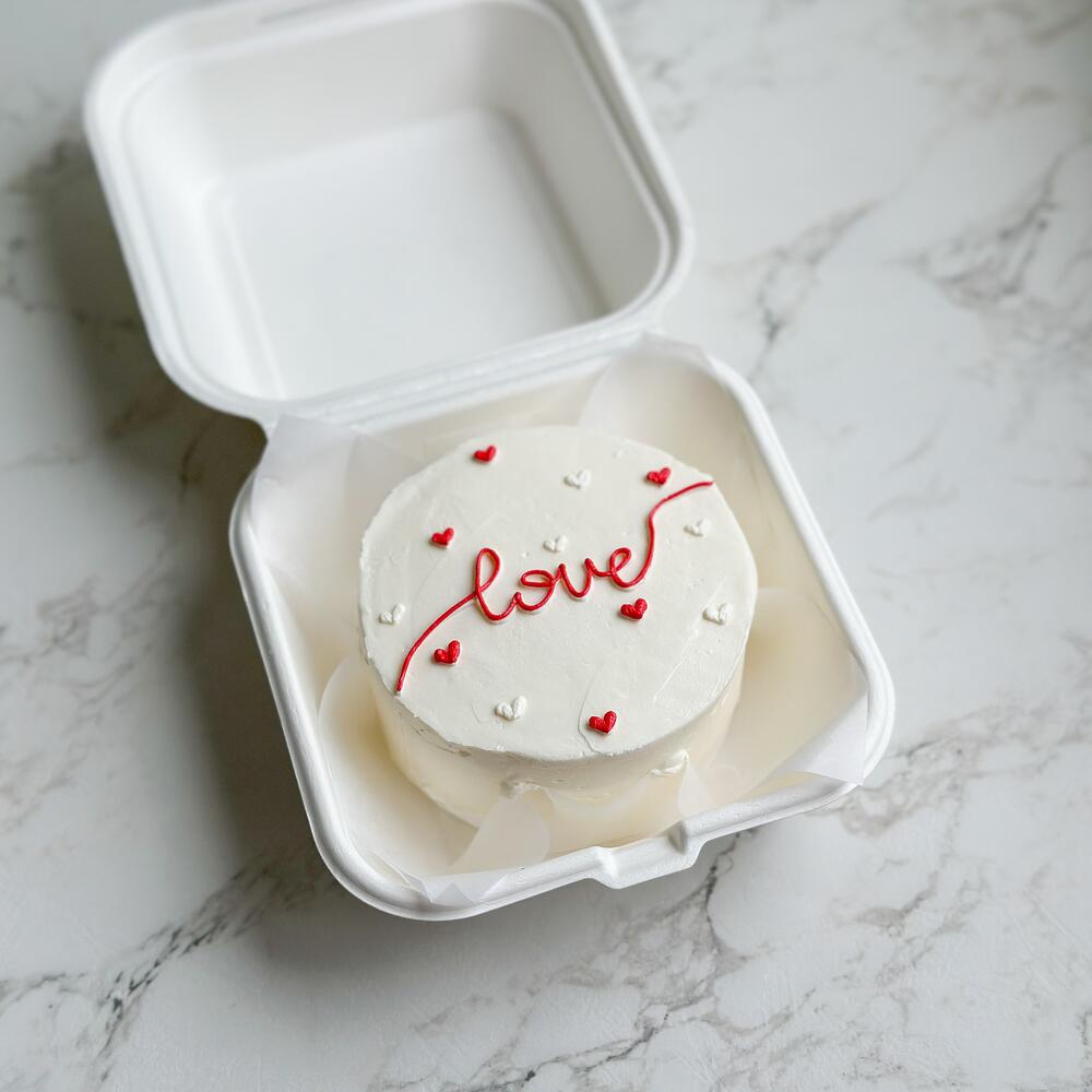 Бенто на 14 февраля с сердечками и надписью Love