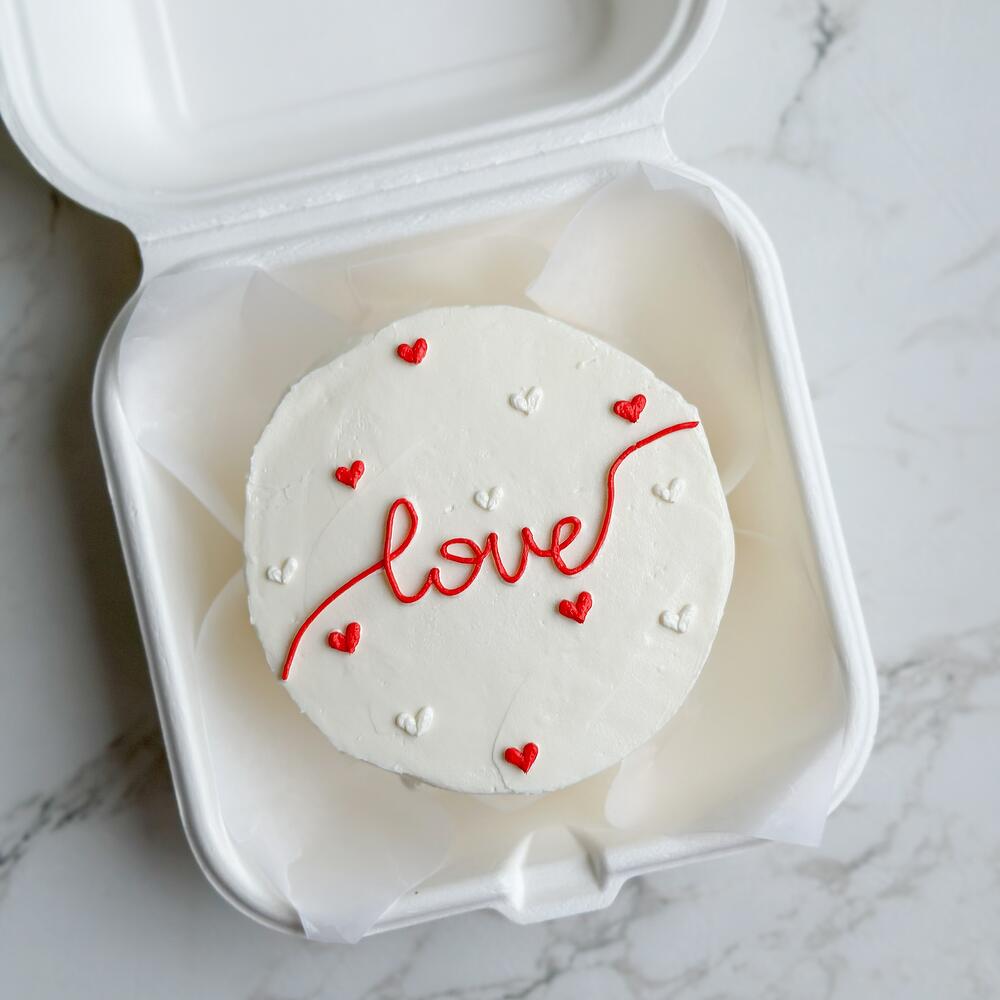 Бенто на 14 февраля с сердечками и надписью Love