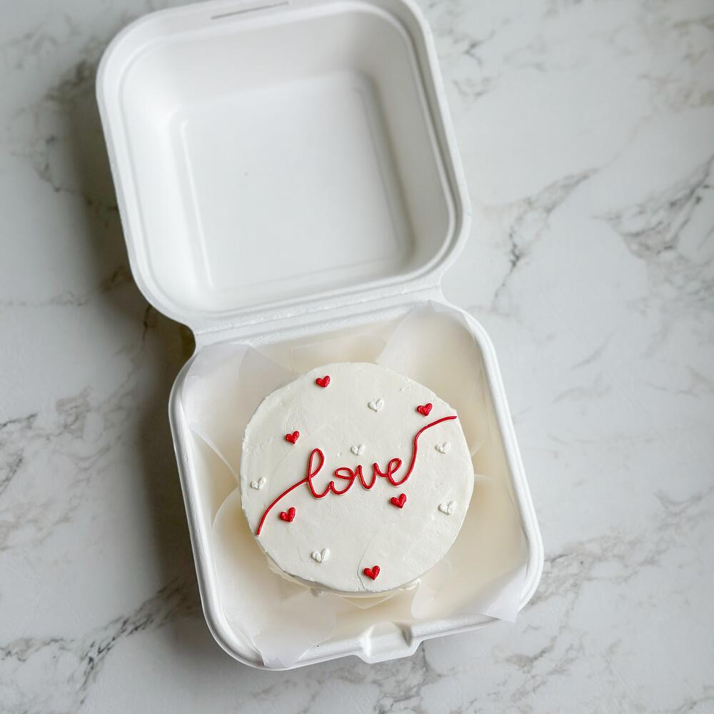 Бенто на 14 февраля с сердечками и надписью Love