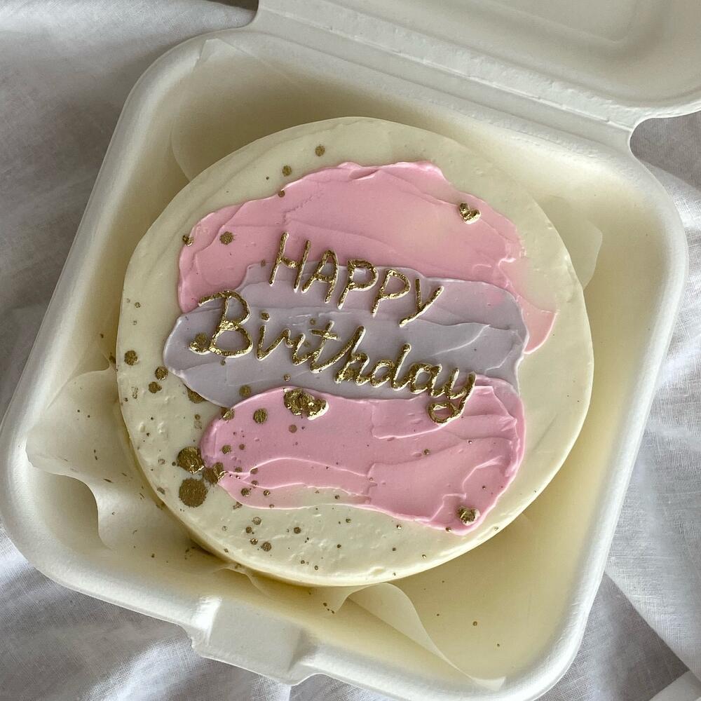 Бенто на День рождения с мазками и золотой надписью