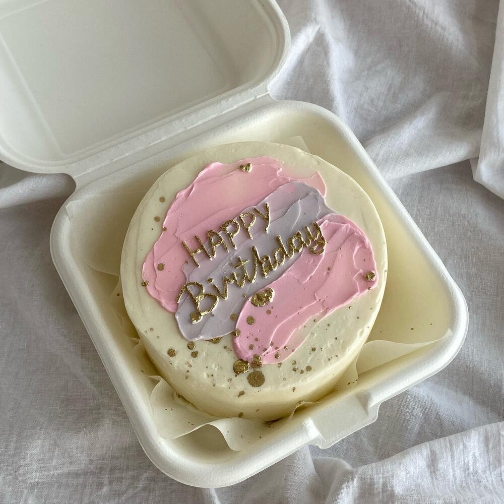 Бенто на День рождения с мазками и золотой надписью