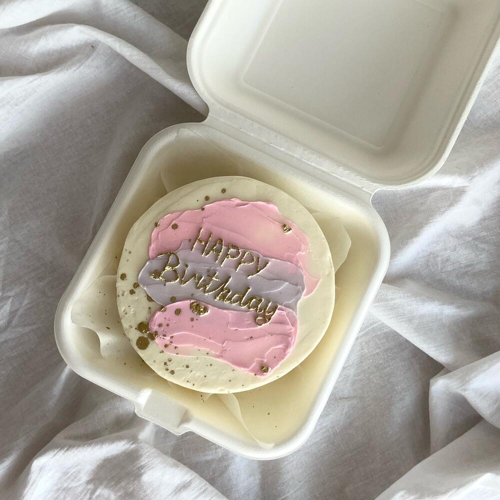 Бенто на День рождения с мазками и золотой надписью