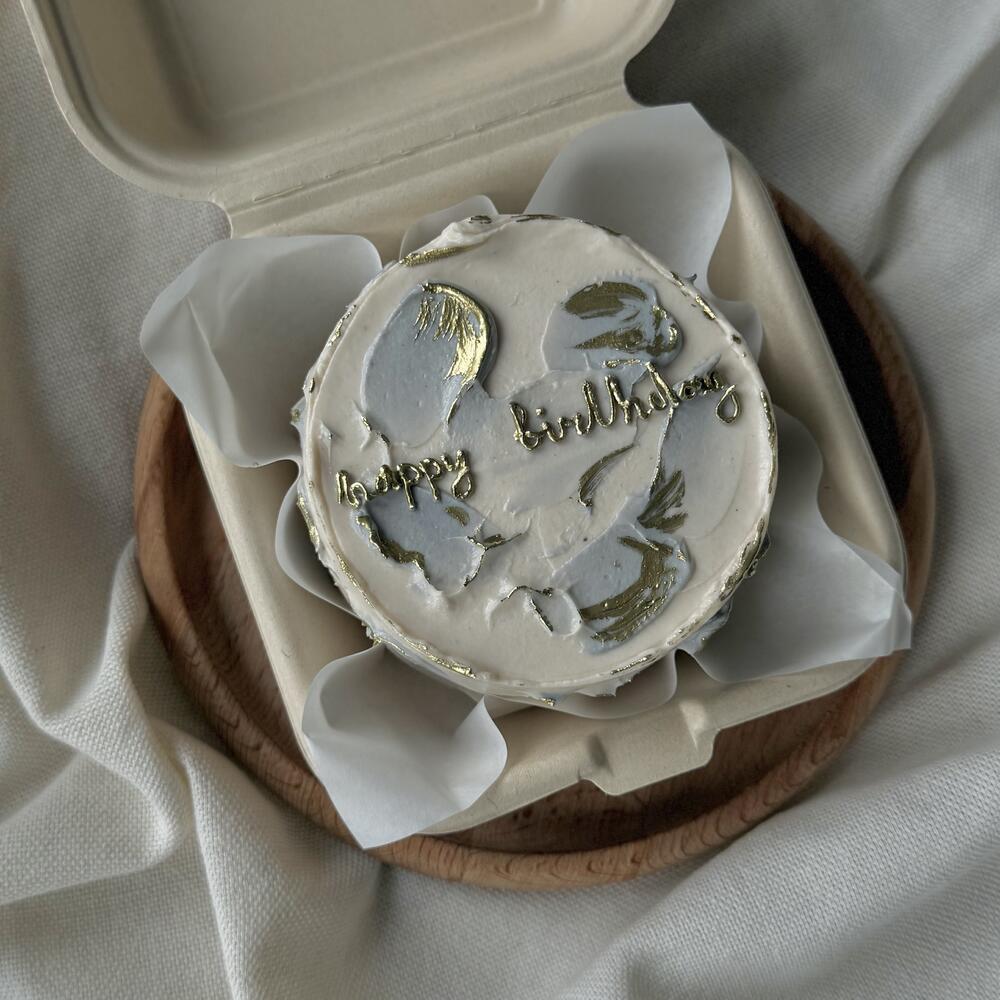 Бенто на день рождения с золотой надписью