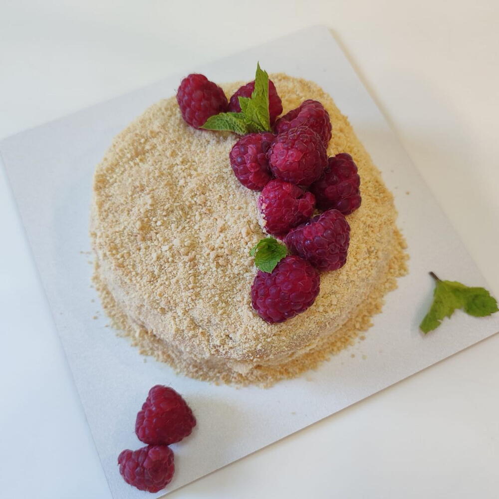 Бенто Наполеон, украшенный малиной