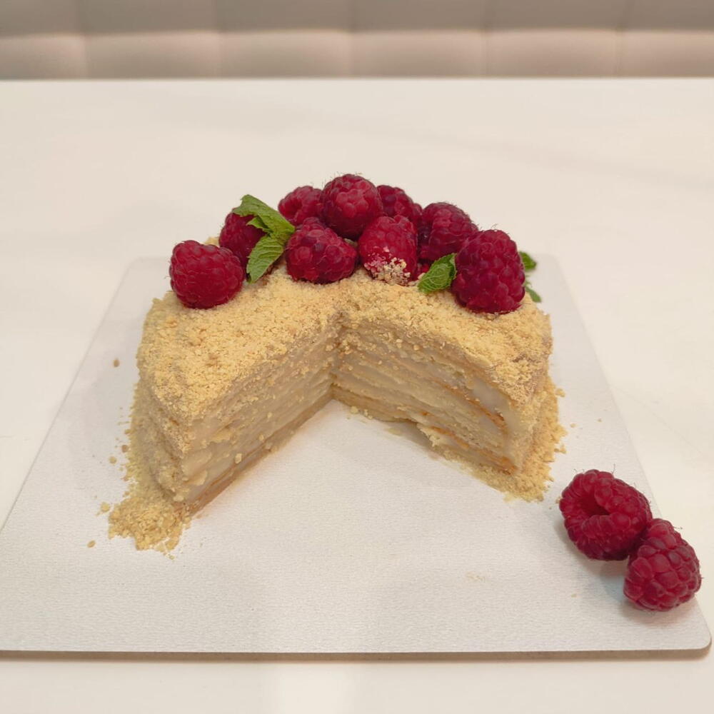 Бенто Наполеон, украшенный малиной