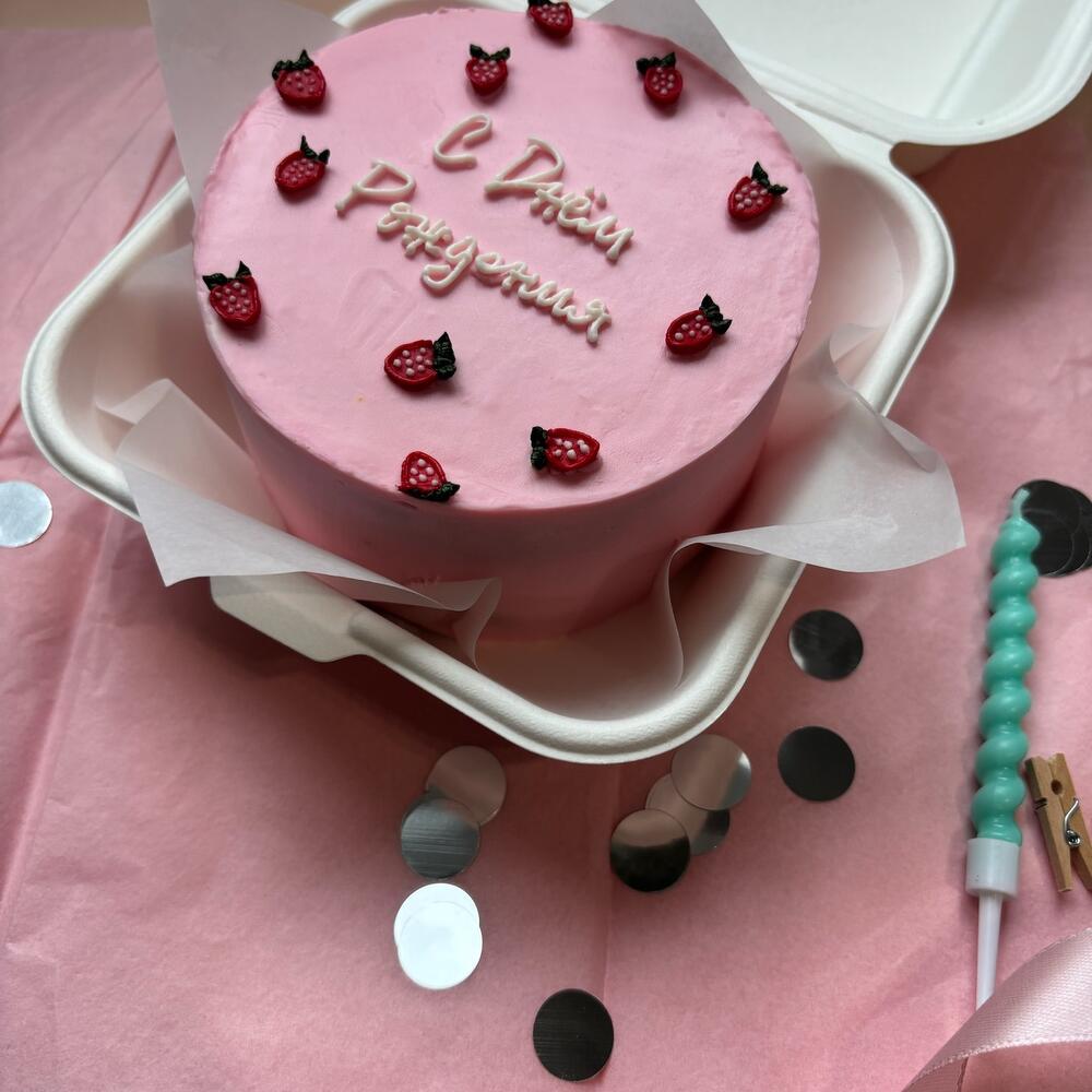 Бенто «с днем рождения» клубничное поле